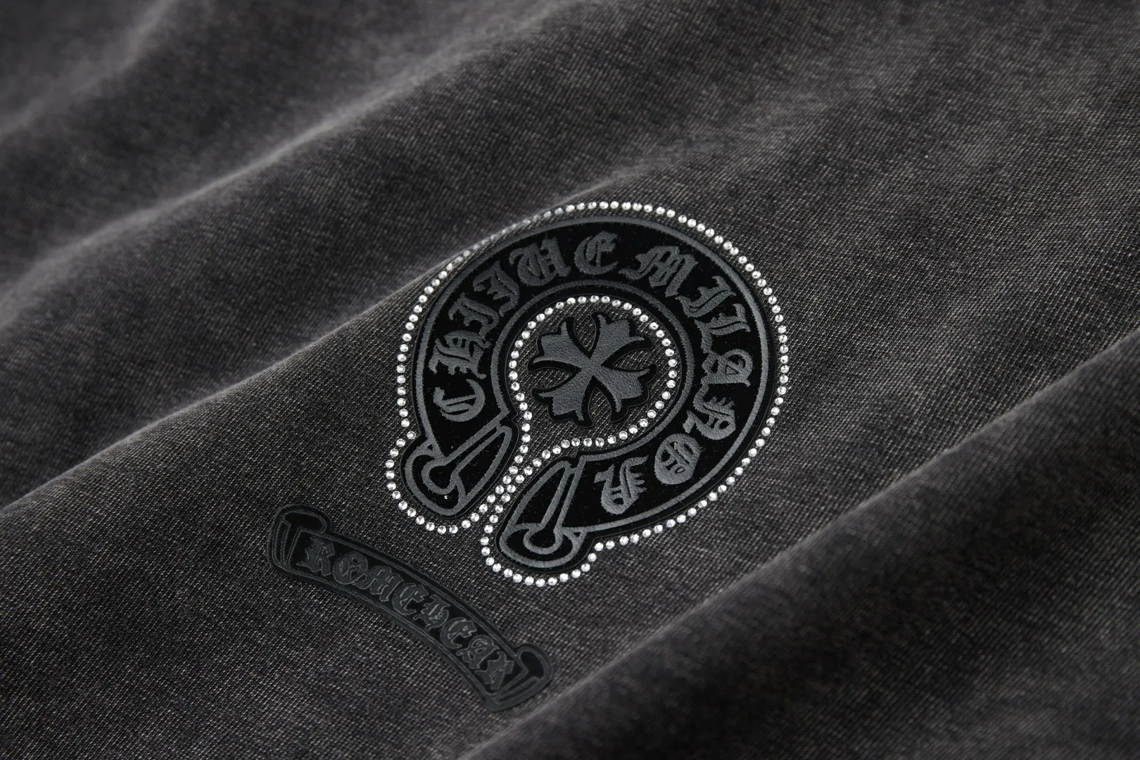🅿️240 ✨CH✨🆕25SS spring and summer new style ✝Fresh rhinestone short sleeves Light luxury essential item for daily commuting for men and women Correct version Welcome to compare Detailed features · 280g 100% pure cotton double yarn jersey fabric · Custom dyed in the same vat, special thickened 32 count double-ply 1X1 thread · Imported Australian pearlescent diamonds✝patterns➕hardware nuts are stamped at high temperature. Ready-made garments are dyed, then faded and fried with snowflakes and frayed. Then washed to make them look old. General washing improves the effect · Double-needle stitching and seam-crossing process · Original main mark washed tag brand moisture-proof paper packaging Color: black/green/red/blue Size: S/M/L/XL